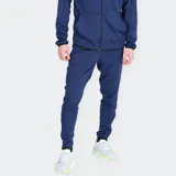 Pantalón de entrenamiento New Balance modelo Tenacity, color azul marino. Confeccionado en tejido de punto doble con tecnología NB DRY de secado rápido. Presenta un ajuste deportivo estilizado de tiro medio y diseño aerodinámico inspirado en el fútbol.