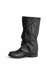 Botas de caña media color negro, de cuero vegano, con ajuste de cordones cruzados en la parte delantera.