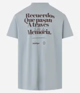 Remera gris de algodón con cuello redondo y manga corta. Estampa frontal con la frase "La Boutique" en color negro.