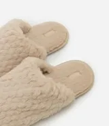 Pantuflas cerradas de mujer, color blanco, con textura de pelo largo y suave.
