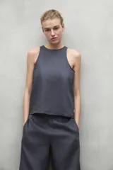 Camisa sin mangas color gris, confeccionada en 80% lino y 20% lino reciclado, con cuello redondo y corte recto.