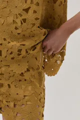 Top halter color mostaza de guipur con forro de algodón.