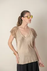 Blusa color visón con escote en V y mangas cortas de encaje.