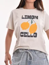 Remera blanca de algodón con estampado de limones y texto en azul.