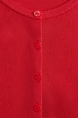 Cárdigan rojo de punto acanalado fino, corte entallado, cuello redondo y manga corta.