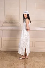 Vestido largo sin mangas con estampado batik en tonos celeste y gris, escote en V y aberturas laterales.