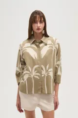 Camisa color caqui con estampado de palmeras blancas, de viscosa, corte holgado, con botones y cuello camisero, manga 3/4.