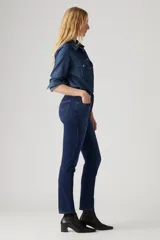 Jeans de tiro alto, ajustados en cadera y muslos, con pierna recta.