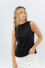 Musculosa color rosa metalizado, sin mangas, confeccionada en lino metalizado, con escote cerrado al frente y espalda abierta con lazo ajustable.