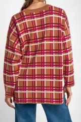 Sweater marrón con estampado de cuadros fucsia y blancos, de corte holgado y mangas largas.