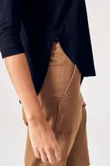 Remera negra de viscosa con elastano, calce oversize y mangas 3/4.