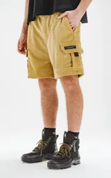 Bermuda cargo color arena de corderoy liviano, con bolsillos amplios con solapa, fuelle, detalles en cinta gross, elástico en la cintura y calce oversize.