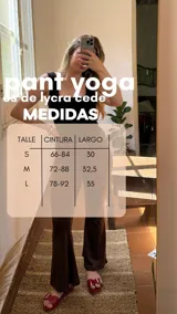 Pantalón de lycra blanco con estampado de lunares negros, corte ajustado y tiro alto.