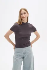 Remera de viscosa color gris oscuro, de punto canale, corte ajustado y cuello alto.