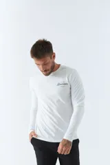 Remera blanca de manga larga con logo estampado en el pecho.