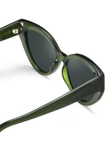 Gafas de sol con forma de ojo de gato, montura de acetato biodegradable color verde y lentes de PMMA reciclado color negro.