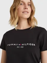 Remera negra de algodón con cuello redondo y logo de Tommy Hilfiger bordado en el pecho.
