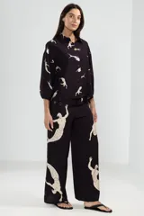 Camisa negra con estampado de sirenas en color crema, de mangas 3/4 con puños elastizados y cuello camisero.