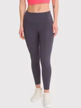 Calza deportiva gris oscuro con tiro alto, bolsillos laterales y banda de silicona interna en la cintura.