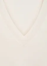 Sweater de punto fino color crema, con cuello en V y mangas largas. Ideal para looks de oficina.