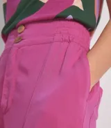 Pantalón jogger color crema de cintura alta con cierre y dos botones. Tiene elástico en la cintura, bolsillos aplicados y está confeccionado en viscosa.