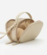 Cartera bandolera pequeña color dorado, con textura y doble cierre de cremallera. Incluye asa larga y correa de mano.