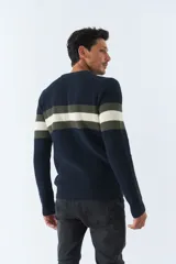 Sweater de punto negro con cuello redondo y mangas largas. Presenta dos franjas horizontales en el pecho, una color borgoña y otra gris.