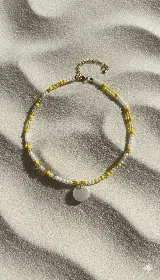 Collar corto de cuentas de cristal checo amarillas y blancas, con dije circular de nácar.