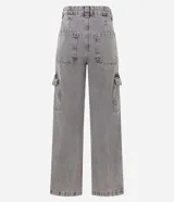 Pantalón de jean gris con bolsillos cargo laterales, corte recto y cintura alta.