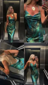 Vestido midi de seda con estampado abstracto en tonos verde, azul y amarillo. Tiene escote drapeado, breteles finos y espalda regulable.