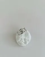 Anillo de plata 950 con diseño calado que simula una textura orgánica o de arrecife, con múltiples aberturas circulares irregulares.