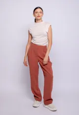 Pantalón recto color terracota con bolsillos laterales, pinzas y cierre frontal.