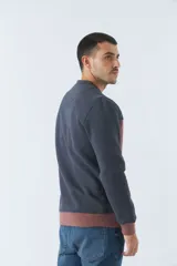 Buzo de algodón para hombre, con corte regular, mangas largas y diseño color block en gris y rosa.