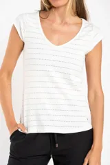 Remera blanca de algodón peinado con elastano, corte al cuerpo, escote en V y mangas cortas.
