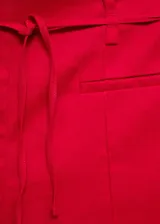 Short rojo de tiro alto con lazo ajustable en la cintura.