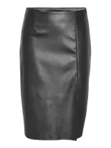 Falda midi de cuero sintético negro, corte tubo y talle alto.