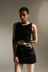 Top negro sin mangas, cropped y con cuello a la base, confeccionado en acrílico y lurex.