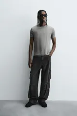 Camiseta negra de corte slim fit, cuello redondo y manga corta. Confeccionada en tejido de algodón con elasticidad y acabados en rib.