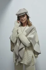 Ruana con diseño de patchwork en tonos marrones y beige, terminación de crochet hecho a mano.