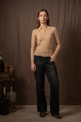 Pantalón de jean de tiro alto y pierna ancha, en color azul lavado.
