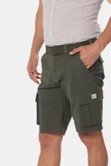 Bermuda cargo gris con cinturón, confeccionada en tejido de algodón con elasticidad, con bolsillos laterales y detalles en bolsillos traseros con solapa.