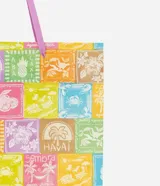 Bolsa de regalo mediana con estampa de cuadros con iconos playeros y correas dobles.