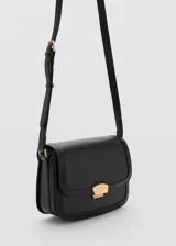 Bandolera negra rectangular de poliuretano con solapa y cierre metálico dorado.