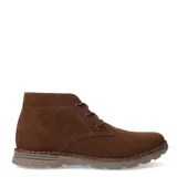 Botas tipo chukka de gamuza color taupe, con cordones y suela de goma gruesa. Presentan costura visible alrededor de la base y el logo de la marca grabado en el lateral.