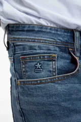 Jean azul slim fit, de corte ajustado y diseño clásico.