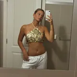 Top dorado con lentejuelas, estilo halter, con tiras regulables en cuello y espalda.