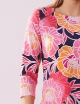 Remera de algodón estampado, color beige con flores blancas, de manga ¾ y escote cuadrado.