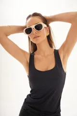 Lentes de sol con montura de acetato color crema y lentes oscuros con protección UV400.