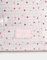 Lunchera tipo bolso con estampado escocés en tonos rosados y transparente. Tiene doble asa corta y etiqueta con logo en el frente.