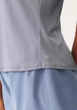 Remera deportiva lila de manga corta con cuello redondo.